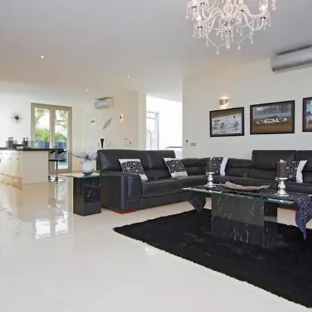 Villa Casa Taburiente - 4 Bedroom Luxury - Well Furnished Interior - Perfect For Families